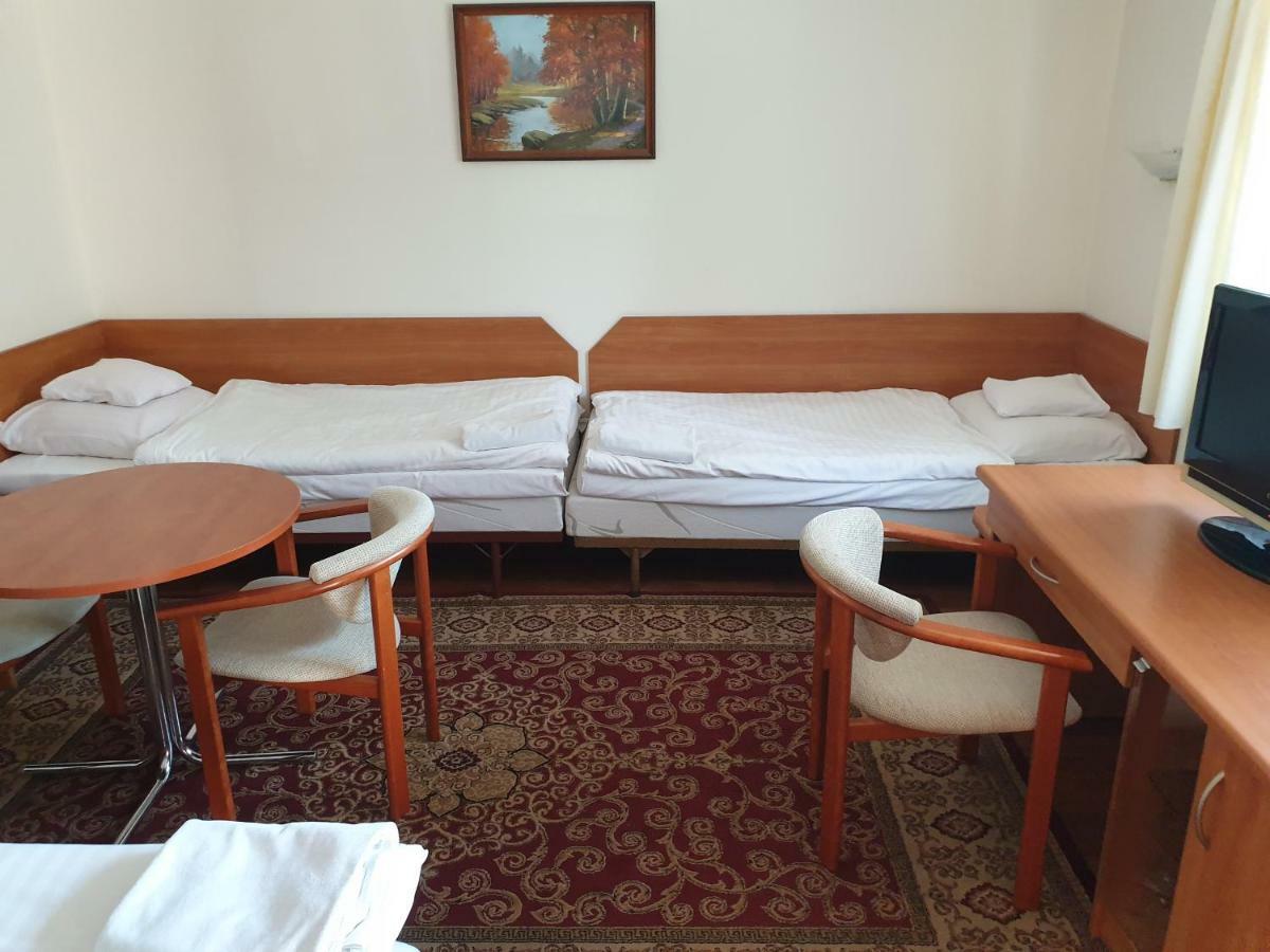 Motel Comet Przeźmierowo Exteriör bild