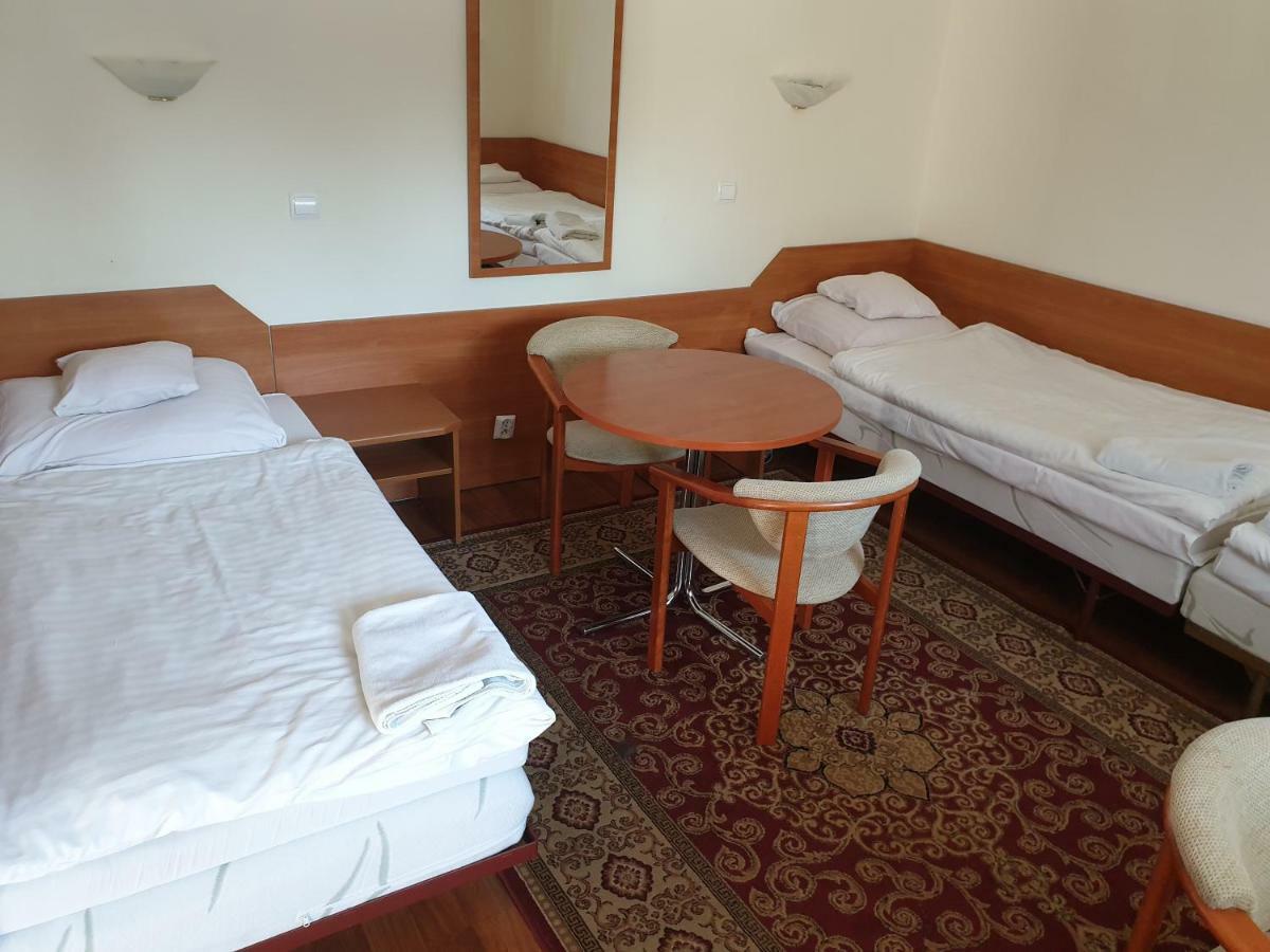 Motel Comet Przeźmierowo Exteriör bild